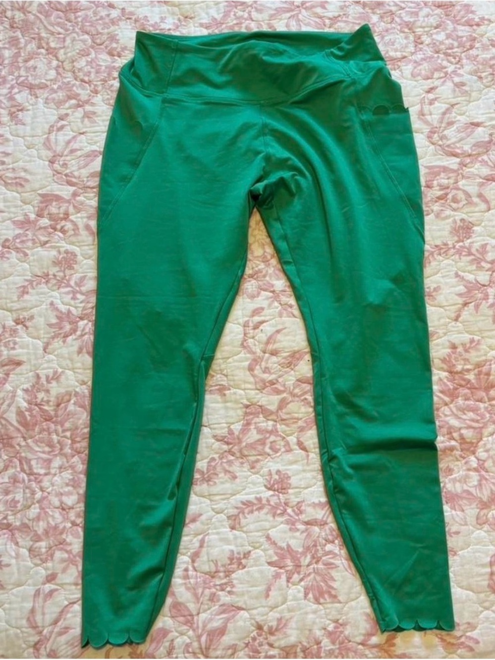 Crown & Ivy green scalloped leggings